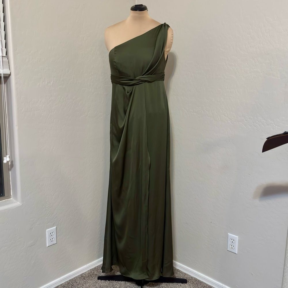 Elegant One-Shoulder Green Dress - Picture 15 of 16